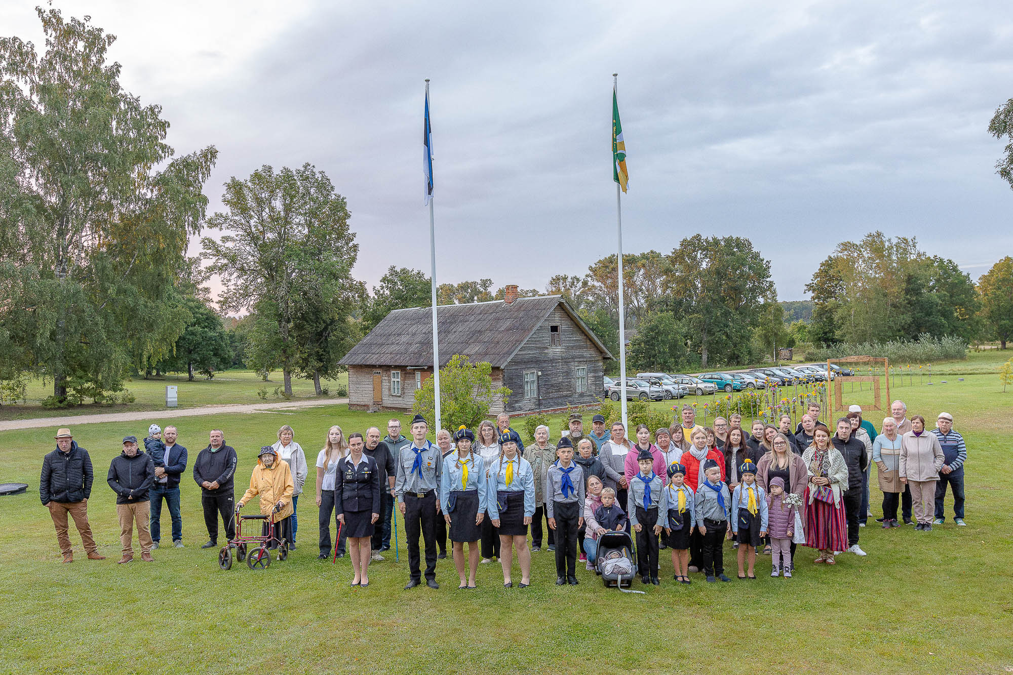 20. augusti varahommikul kogunes külarahvas võtma vastu ja heiskama küla päris oma lippu ning uhiuut lipuplatsi. FOTOD: Aigar Nagel